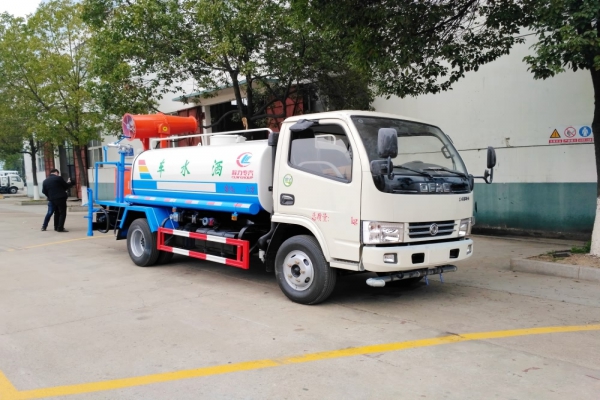 东风小多利卡绿化喷洒车(4.5立方、30米雾炮机)