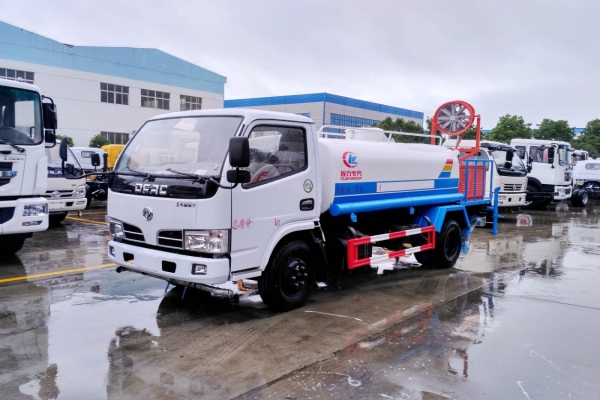 东风小多利卡绿化喷洒车(4.5立方、30米雾炮机)