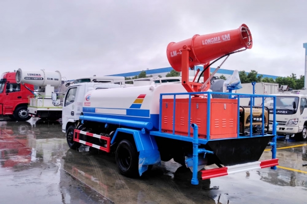 东风小多利卡绿化喷洒车(4.5立方、30米雾炮机)