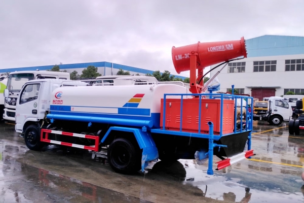 东风小多利卡绿化喷洒车(4.5立方、30米雾炮机)