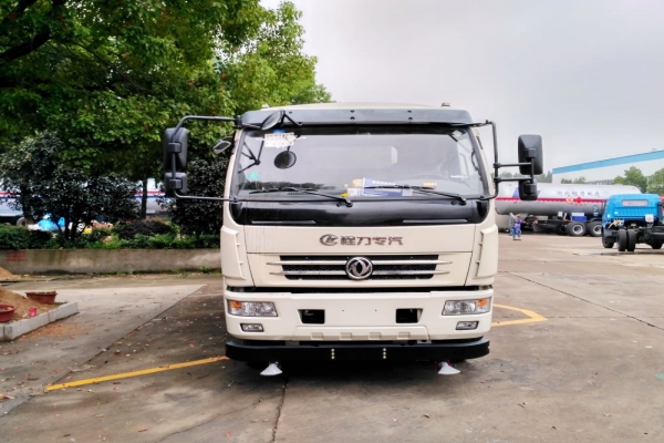东风大多利卡抑尘车(方形9吨、30-60米雾炮、排半驾驶室)