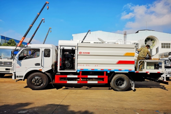 东风大多利卡抑尘车(方形9吨、30-60米雾炮、排半驾驶室)