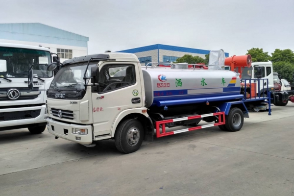 东风大多利卡喷洒车(8吨、30-40米喷雾机)