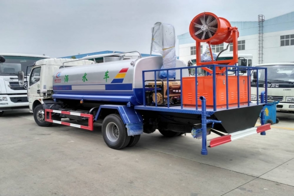 东风大多利卡喷洒车(8吨、30-40米喷雾机)