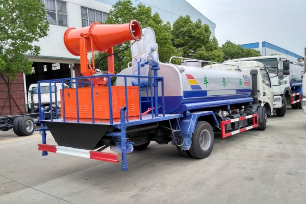 东风大多利卡雾炮车(8吨、30-40米喷雾机)