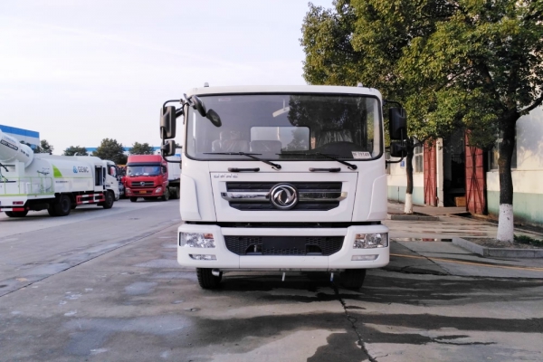 东风D9多利卡绿化喷洒车(12立方、30-35米雾炮机)
