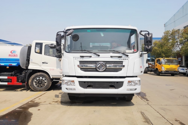 东风多利卡D9雾炮车(圆弧罐体、50-100米喷雾机)