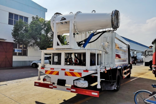 东风多利卡D9抑尘车(方形厢体、50-100米雾炮)