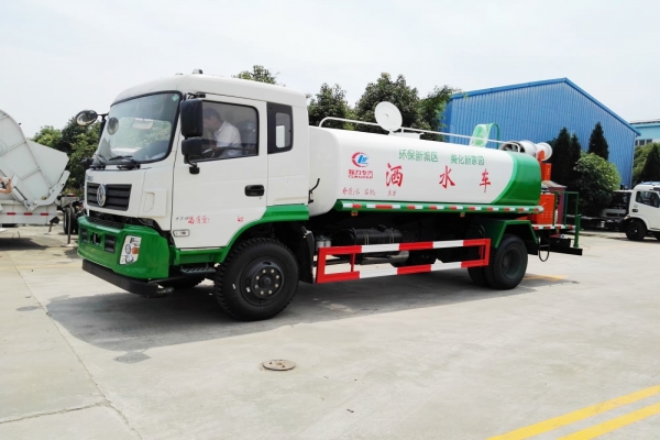 东风专底多功能抑尘车(30-35米雾炮、12吨水罐)