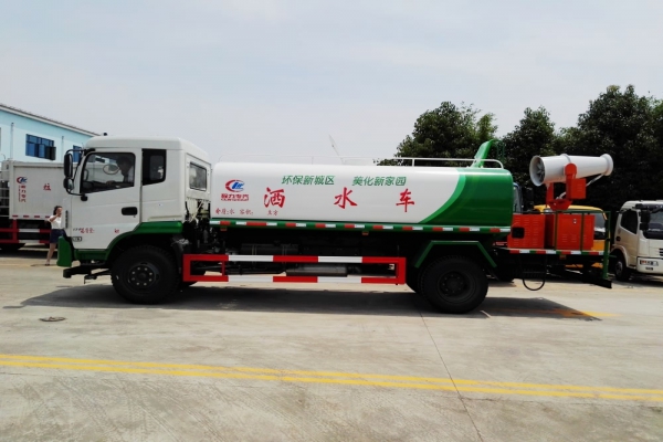 东风专底多功能抑尘车(30-35米雾炮、12吨水罐)