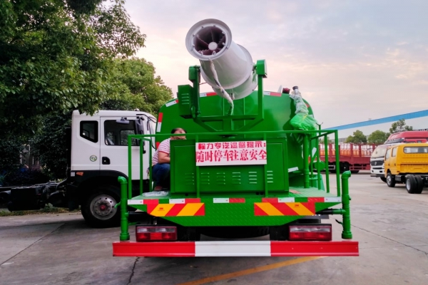 东风专底多功能抑尘车(30-35米雾炮、12吨水罐)