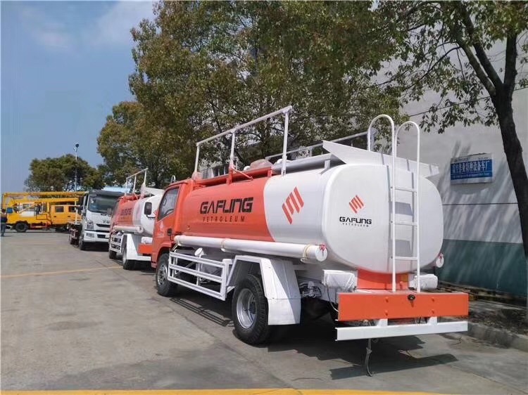 出口孟加拉国右舵特种运水车整装待发天津港