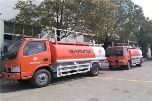 出口孟加拉国右舵特种运水车整装待发天津港