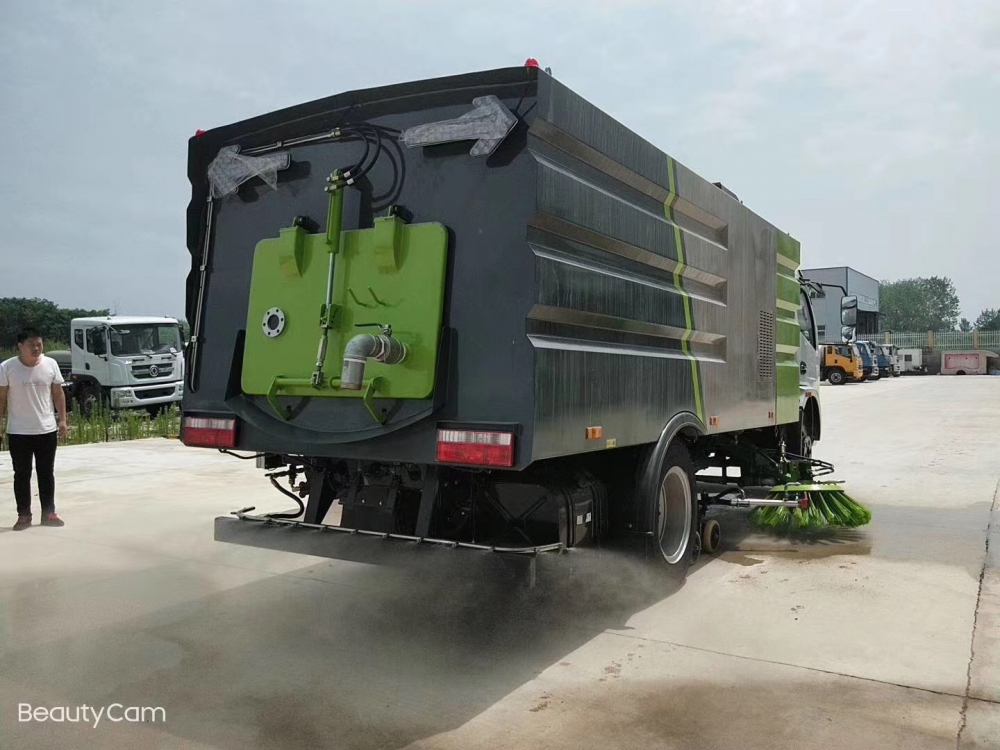 洗扫车洗扫路面作业效果图